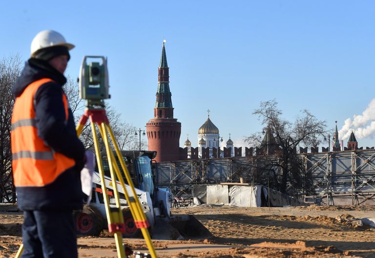 Рабочий на строительстве парка Зарядье в Москве Рабочий на строительстве парка Зарядье в Москве