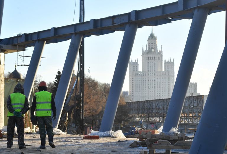 Рабочие на строительстве парка Зарядье в Москве Рабочие на строительстве парка Зарядье в Москве