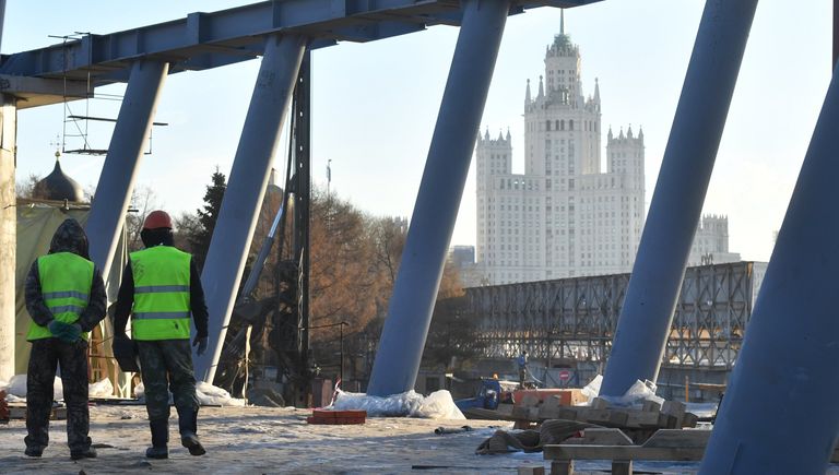 Рабочие на строительстве парка Зарядье в Москве
