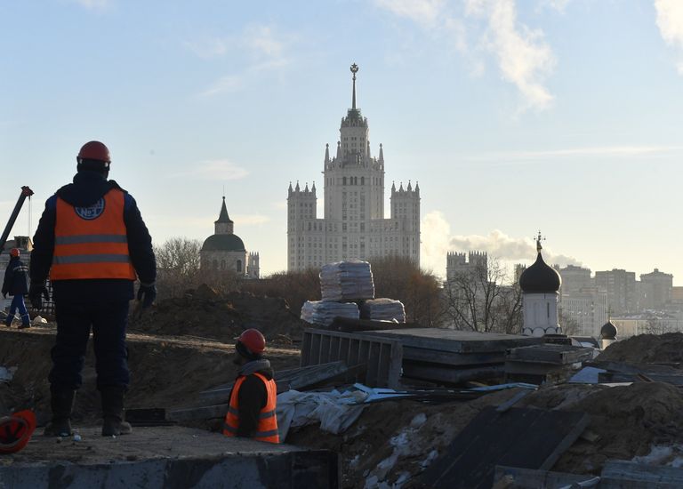 Рабочие на строительстве парка Зарядье в Москве Рабочие на строительстве парка Зарядье в Москве