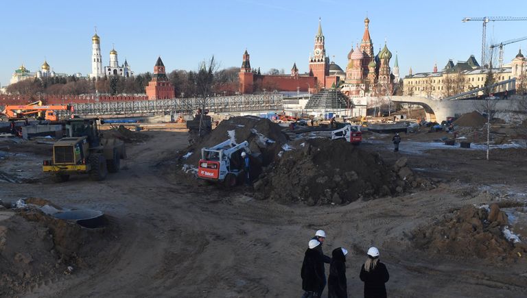 Строительство парка Зарядье в Москве