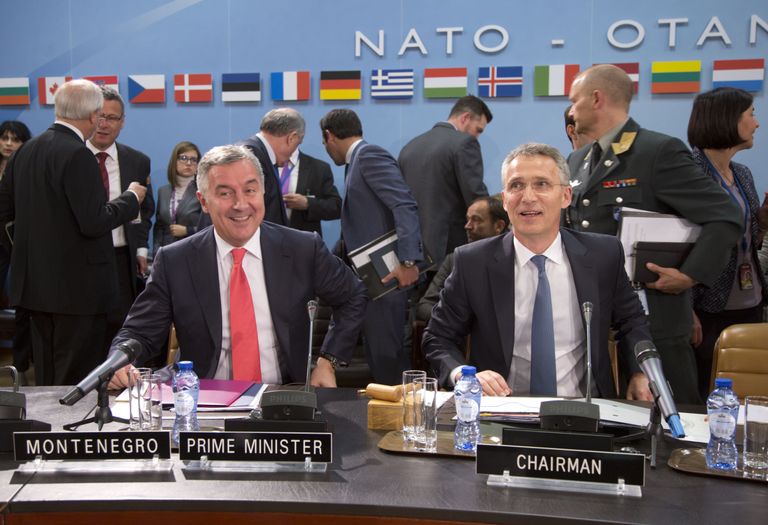Премьер-министр Черногории Мило Джуканович и генеральный секретарь НАТО Йенс Столтенберг в Брюсселе. 19 мая 2016 года Премьер-министр Черногории Мило Джуканович и генеральный секретарь НАТО Йенс Столтенберг в Брюсселе. 19 мая 2016 года