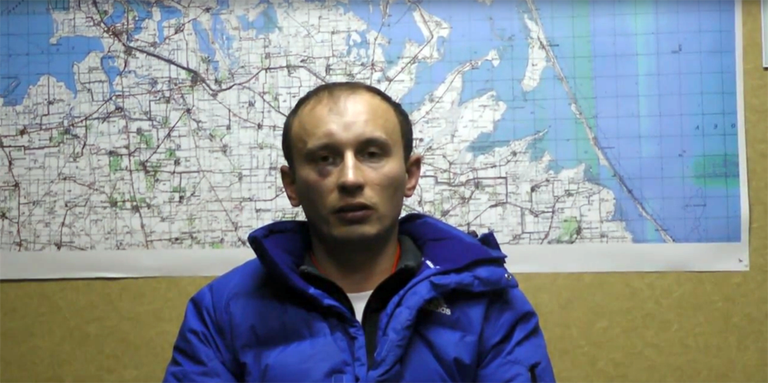 Стоп-кадр с видео задержания российских военных сотрудниками СБУ в Крыму