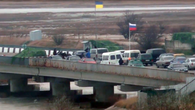 Стоп-кадр с видео задержания российских военных сотрудниками СБУ в Крыму Стоп-кадр с видео задержания российских военных сотрудниками СБУ в Крыму