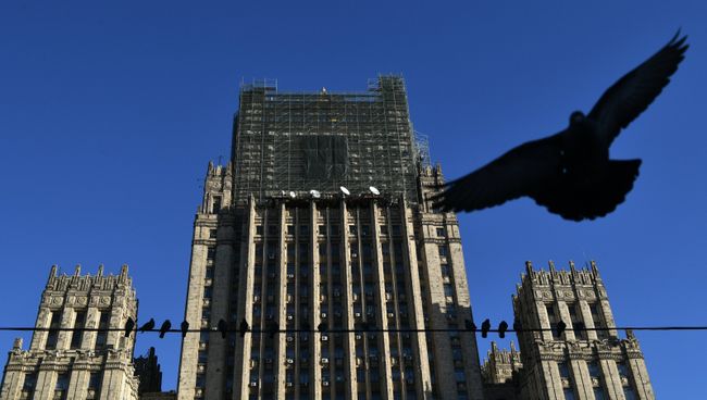 Ремонтные работы по замене шпиля на здании МИД РФ. Архивное фото Ремонтные работы по замене шпиля на здании МИД РФ. Архивное фото