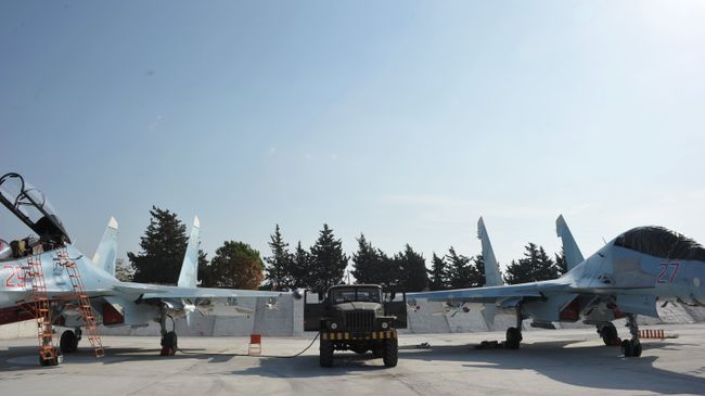 Истребители ВКС РФ СУ-30СМ готовятся к вылету с авиабазы Хмеймим в сирийской провинции Латакия. Архивное фото Истребители ВКС РФ СУ-30СМ готовятся к вылету с авиабазы Хмеймим в сирийской провинции Латакия. Архивное фото