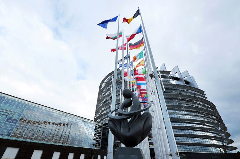 Скульптура Сердце Европы у здания Европейского парламента в Страсбурге, Франция