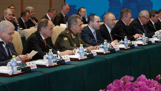 Министр обороны РФ Сергей Шойгу во время встречи в Пекине с заместителем председателя Центрального военного совета КНР Сюй Циляном. 23 ноября 2016 Министр обороны РФ Сергей Шойгу во время встречи в Пекине с заместителем председателя Центрального военного совета КНР Сюй Циляном. 23 ноября 2016