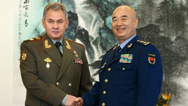 Министр обороны РФ Сергей Шойгу и заместитель председателя Центрального военного совета КНР Сюй Цилян во время встречи в Пекине Министр обороны РФ Сергей Шойгу и заместитель председателя Центрального военного совета КНР Сюй Цилян во время встречи в Пекине