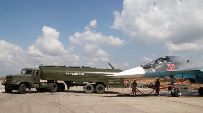 Заправка российского истребителя-бомбардировщика Су-34 на авиабазе Хмеймим в Сирии. Архивное фото