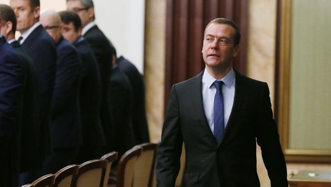 Председатель правительства РФ Дмитрий Медведев в зале Дома правительства РФ перед началом заседания правительственной комиссии по вопросам социально-экономического развития Дальнего Востока и Байкальского региона. 23 ноября 2016 Председатель правительства РФ Дмитрий Медведев в зале Дома правительства РФ перед началом заседания правительственной комиссии по вопросам социально-экономического развития Дальнего Востока и Байкальского региона. 23 ноября 2016