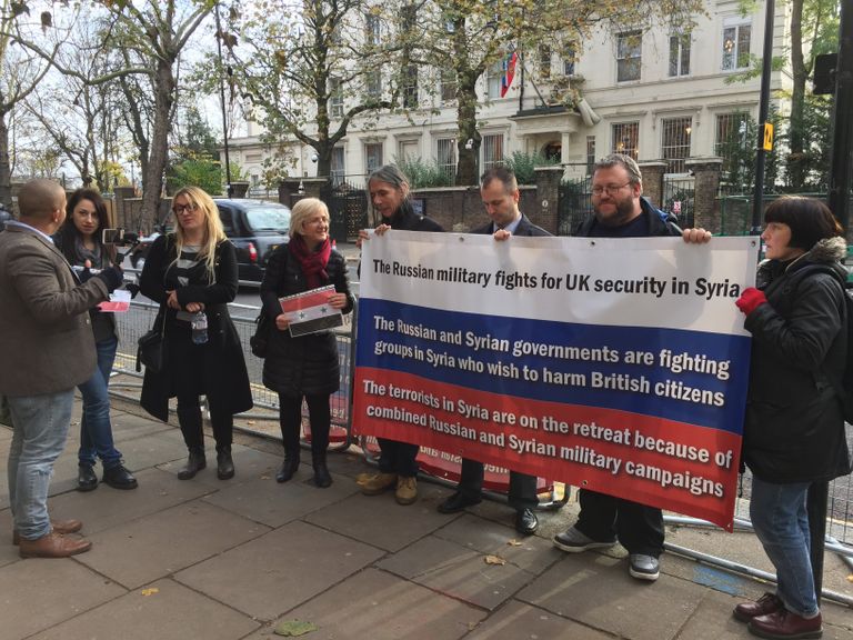 Пикет в поддержку РФ у посольства в Лондоне Пикет в поддержку РФ у посольства в Лондоне