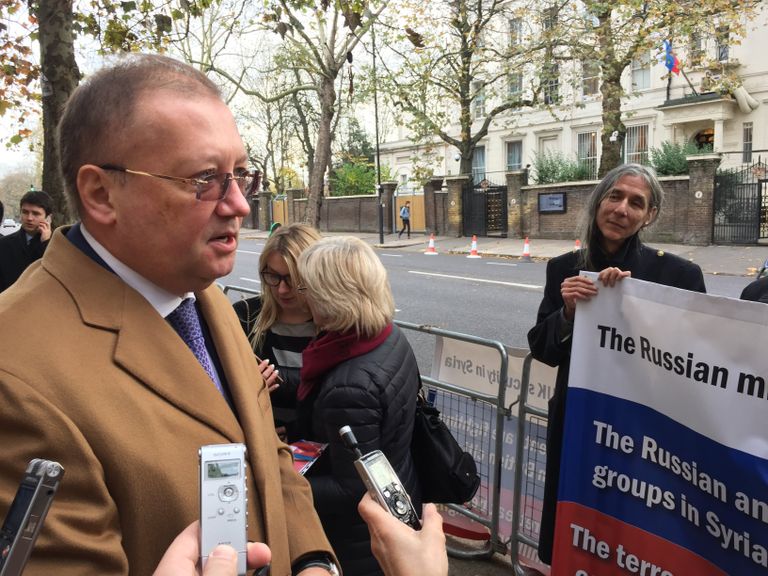 Пикет в поддержку РФ у посольства в Лондоне Пикет в поддержку РФ у посольства в Лондоне