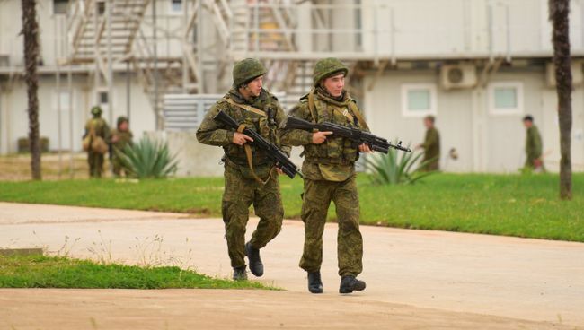 Военнослужащие российской военной базы в Абхазии во время тренировки по противодействию терроризму Военнослужащие российской военной базы в Абхазии во время тренировки по противодействию терроризму