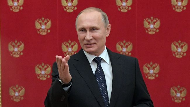 Президент РФ Владимир Путин во время подхода к прессе в Кремле. 23 ноября 2016 Президент РФ Владимир Путин во время подхода к прессе в Кремле. 23 ноября 2016