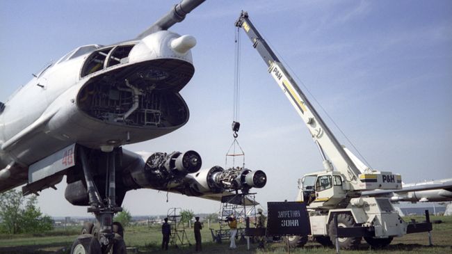 Самолет Ту-95 со снятым оборудованием. Архивное фото Самолет Ту-95 со снятым оборудованием. Архивное фото
