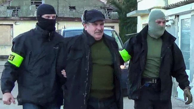 Сотрудники Федеральной службой безопасности РФ конвоируют Леонида Пархоменко в Севастополе
