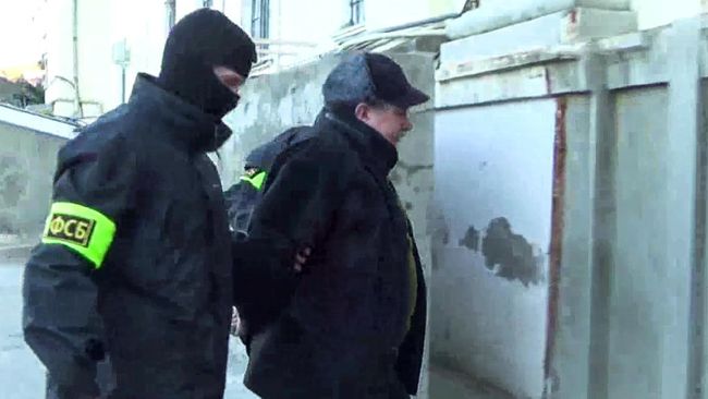 Сотрудники Федеральной службой безопасности РФ конвоируют Леонида Пархоменко в Севастополе Сотрудники Федеральной службой безопасности РФ конвоируют Леонида Пархоменко в Севастополе