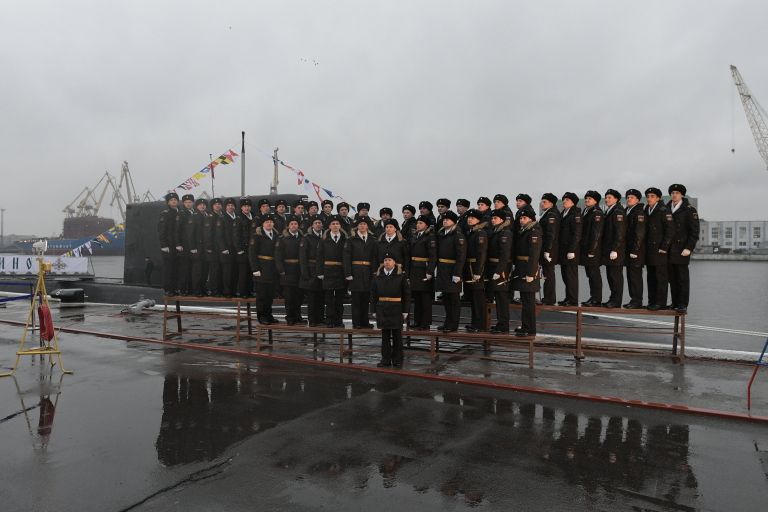 Торжественная церемония передачи подлодки Колпино ВМФ России на пристани АО Адмиралтейские верфи в Санкт-Петербурге