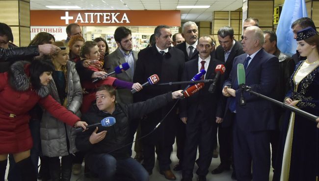 Глава турецкой ассоциации евразийских правительств Хасан Дженгиз отвечают на вопросы журналистов в аэропорту Симферополя во время прибытия делегации из Турции Глава турецкой ассоциации евразийских правительств Хасан Дженгиз отвечают на вопросы журналистов в аэропорту Симферополя во время прибытия делегации из Турции