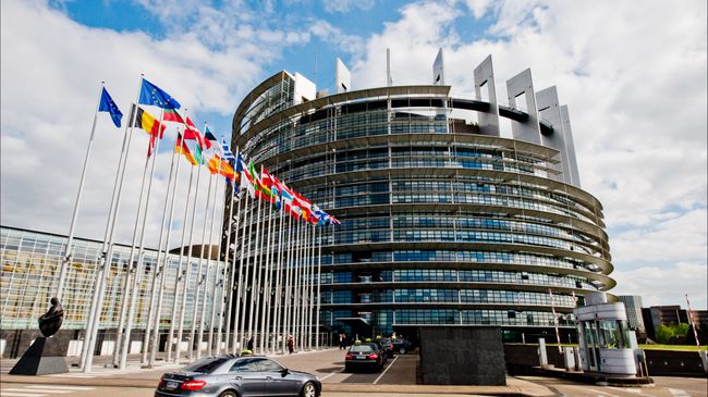 Здание Европейского парламента в Страсбурге, Франция Здание Европейского парламента в Страсбурге, Франция