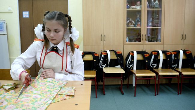 Ученица кадетского класса на уроке труда. Архивное фото Ученица кадетского класса на уроке труда. Архивное фото