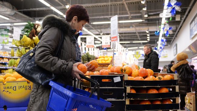 Продажа продовольственных товаров. Архивное фото