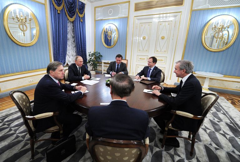 Президент РФ Владимир Путин и владелец и генеральный директор Moёt Hennessy Louis Vuitton Бернар Арно во время встречи в Кремле. 24 ноября 2016 Президент РФ Владимир Путин и владелец и генеральный директор Moёt Hennessy Louis Vuitton Бернар Арно во время встречи в Кремле. 24 ноября 2016