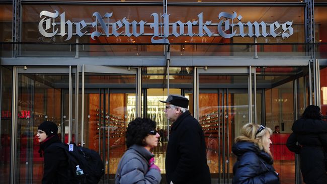 Вход в здание редакции газеты New York Times в Нью-Йорке, США Вход в здание редакции газеты New York Times в Нью-Йорке, США