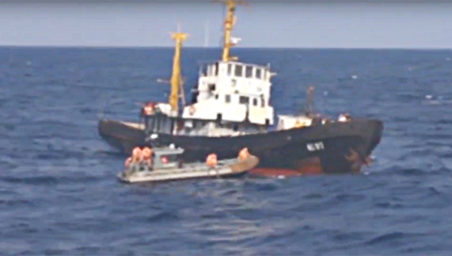 Стоп-кадр с видео спасения украинского судна российским кораблем Вице-адмирал Кулаков в Средиземном море Стоп-кадр с видео спасения украинского судна российским кораблем Вице-адмирал Кулаков в Средиземном море