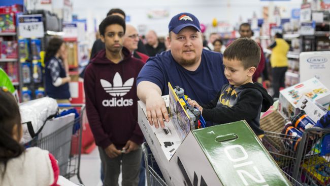 Покупатели в магазине Walmart во время распродажи в Черную пятницу в Бентонвилле, США Покупатели в магазине Walmart во время распродажи в Черную пятницу в Бентонвилле, США