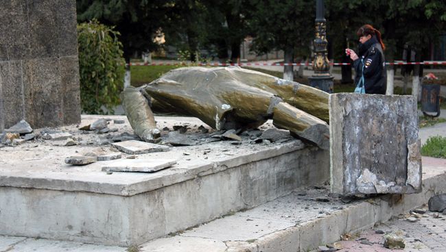 Разрушенный памятник Владимиру Ленину в Судаке. Архивное фото Разрушенный памятник Владимиру Ленину в Судаке. Архивное фото
