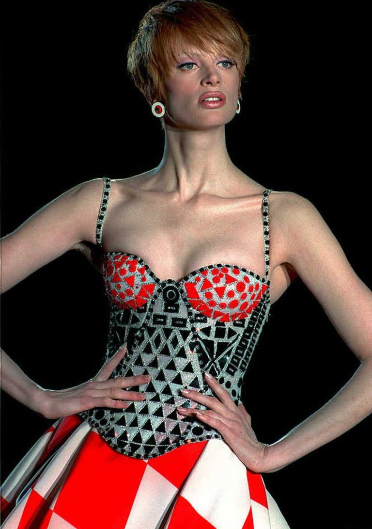 Модель во время показа Versace Atelier в Париже. 1995 год Модель во время показа Versace Atelier в Париже. 1995 год