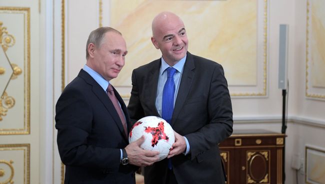 Президент РФ Владимир Путин и президент ФИФА Джанни Инфантино во время встречи в Кремле. 25 ноября 2016 Президент РФ Владимир Путин и президент ФИФА Джанни Инфантино во время встречи в Кремле. 25 ноября 2016