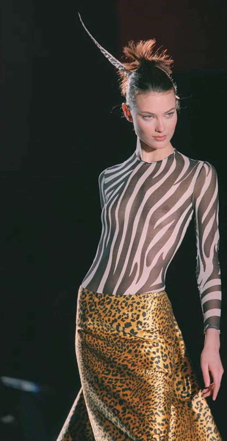Модель во время показа коллекции Versace весна-лето 1996 в Париже Модель во время показа коллекции Versace весна-лето 1996 в Париже