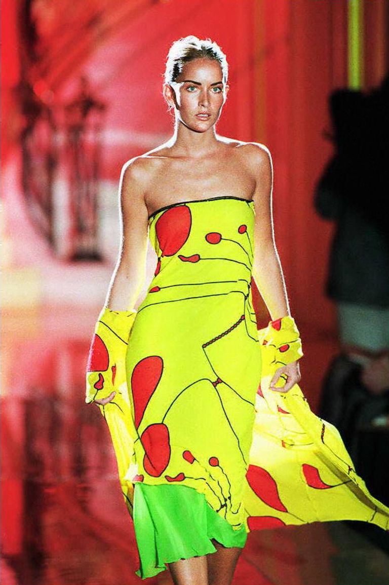 Модель во время показа в отеле Ritz в рамках коллекции Versace весна-лето Модель во время показа в отеле Ritz в рамках коллекции Versace весна-лето