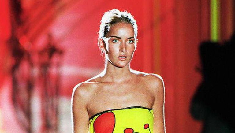 Модель во время показа в отеле Ritz в рамках коллекции Versace весна-лето