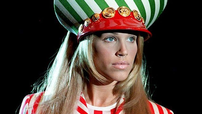 Модель во время показа коллекции Versace весна-лето 1993 в Париже