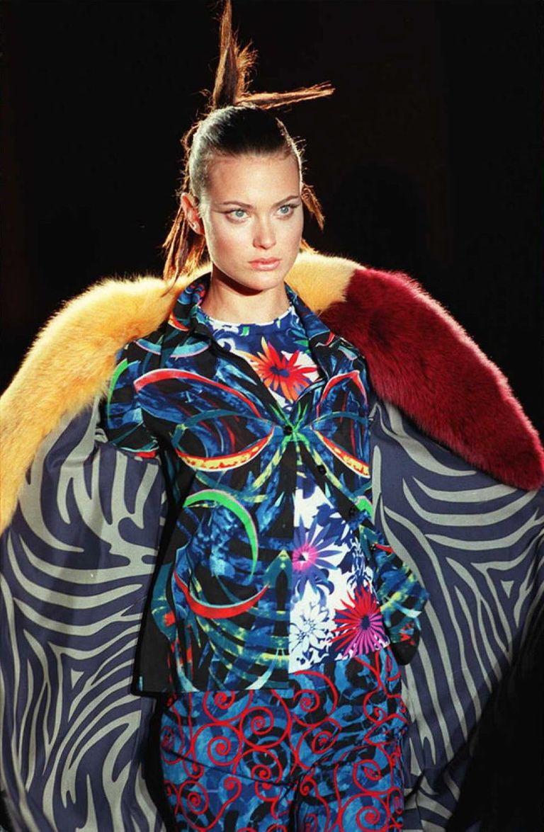 Модель во время показа коллекции Versace осень-зима 1996/1997 в Париже Модель во время показа коллекции Versace осень-зима 1996/1997 в Париже