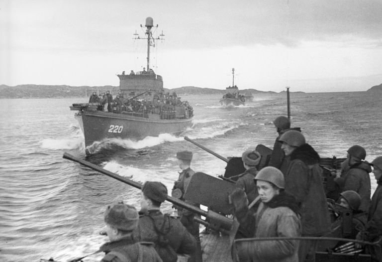 Великая Отечественная война 1941-1945 годов. Корабли Северного флота с десантом в пути к Петсамо. 1 октября 1944 года Великая Отечественная война 1941-1945 годов. Корабли Северного флота с десантом в пути к Петсамо. 1 октября 1944 года