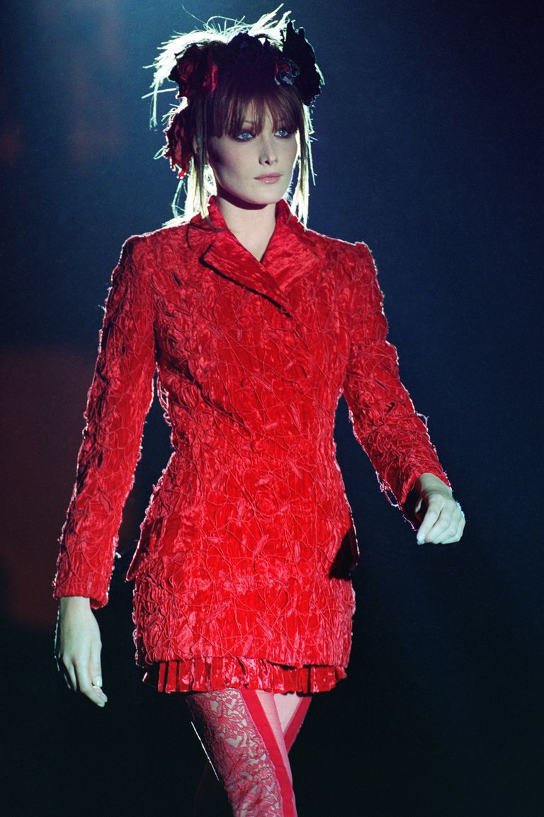 Итальянская супермодель Карла Бруни во время показа коллекции Versace осень-зима 1993/1994 в Париже Итальянская супермодель Карла Бруни во время показа коллекции Versace осень-зима 1993/1994 в Париже