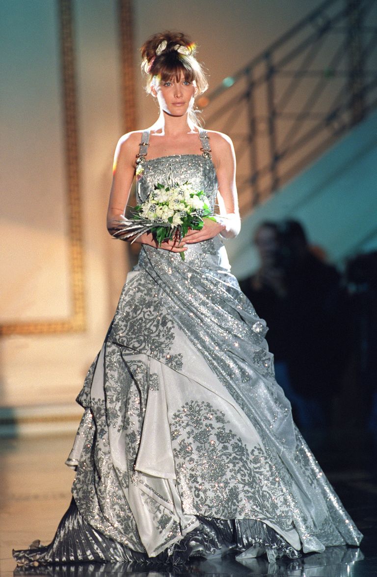 Итало-французская топ-модель Карла Бруни во время показа коллекции Versace весна-лето 1994 в Париже, Франция Итало-французская топ-модель Карла Бруни во время показа коллекции Versace весна-лето 1994 в Париже, Франция