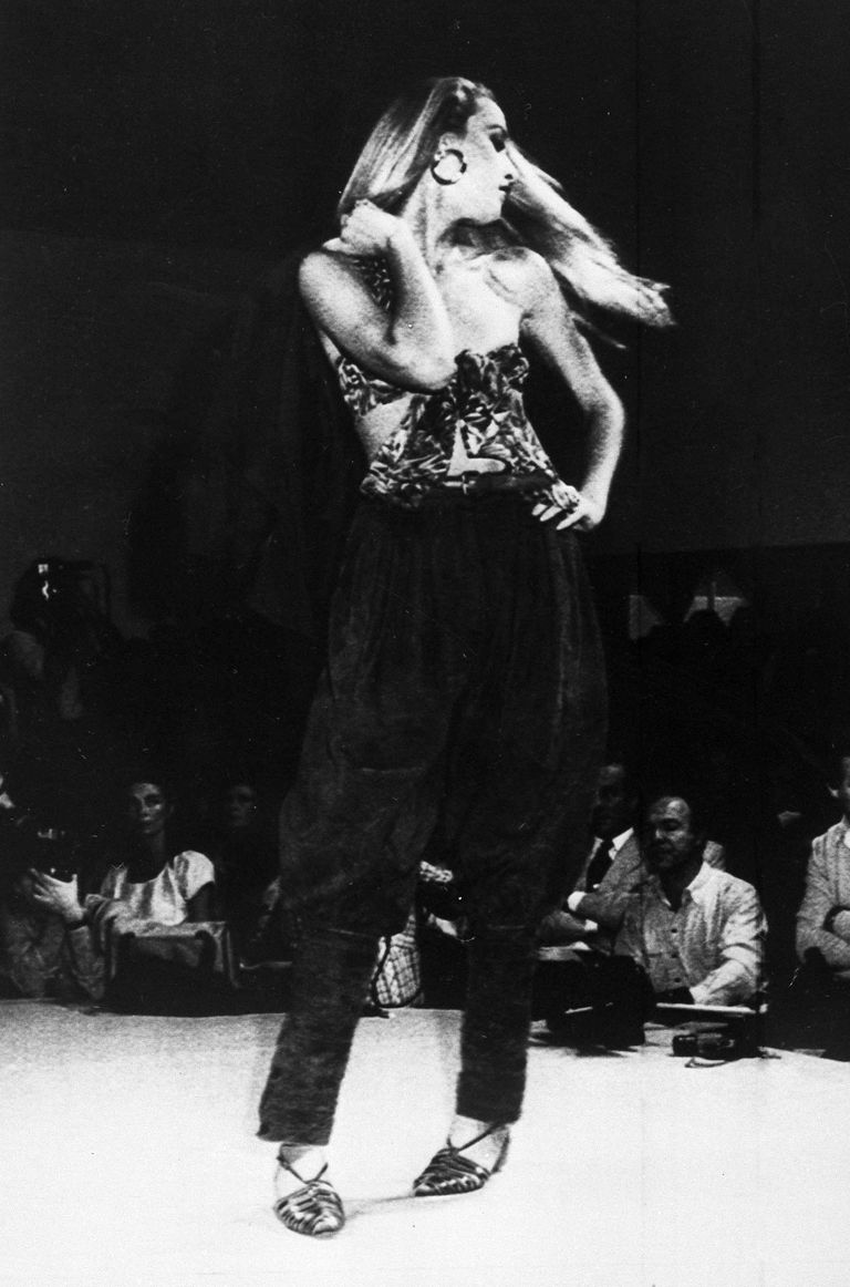Топ-модель США Джерри Холл во время показа коллекции Versace весна-лето 1981 в Милане Топ-модель США Джерри Холл во время показа коллекции Versace весна-лето 1981 в Милане