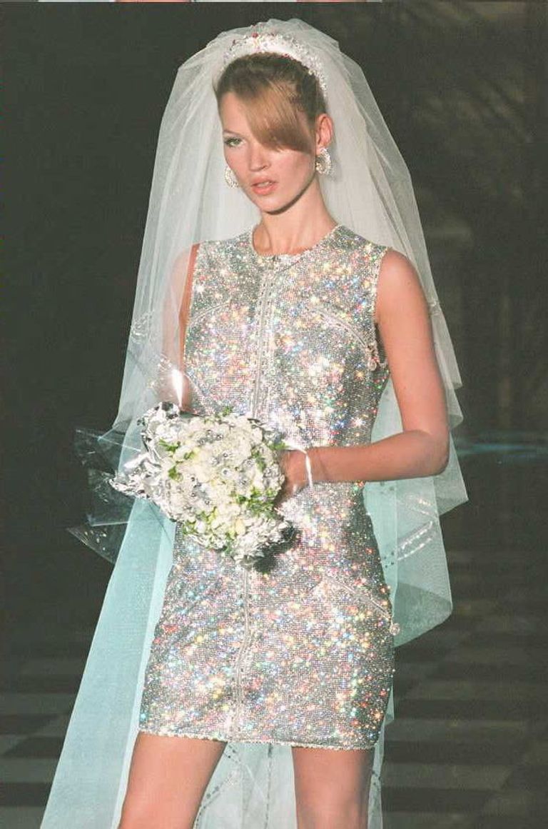 Модель в свадебном платье от Versace во время показа в отеле Ritz. 1995 год Модель в свадебном платье от Versace во время показа в отеле Ritz. 1995 год