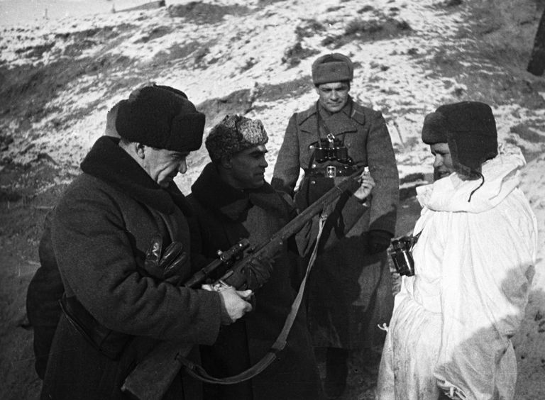 Командующий 62-ой армии Василий Иванович Чуйков осматривает боевое оружие снайпера Василия Зайцева Командующий 62-ой армии Василий Иванович Чуйков осматривает боевое оружие снайпера Василия Зайцева