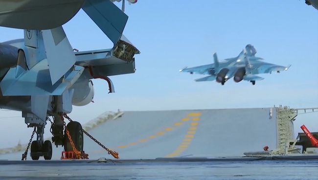 Истребитель Су-33 производит взлет с палубы тяжёлого авианесущего крейсера Адмирал Флота Советского Союза Кузнецов. Архивное фото