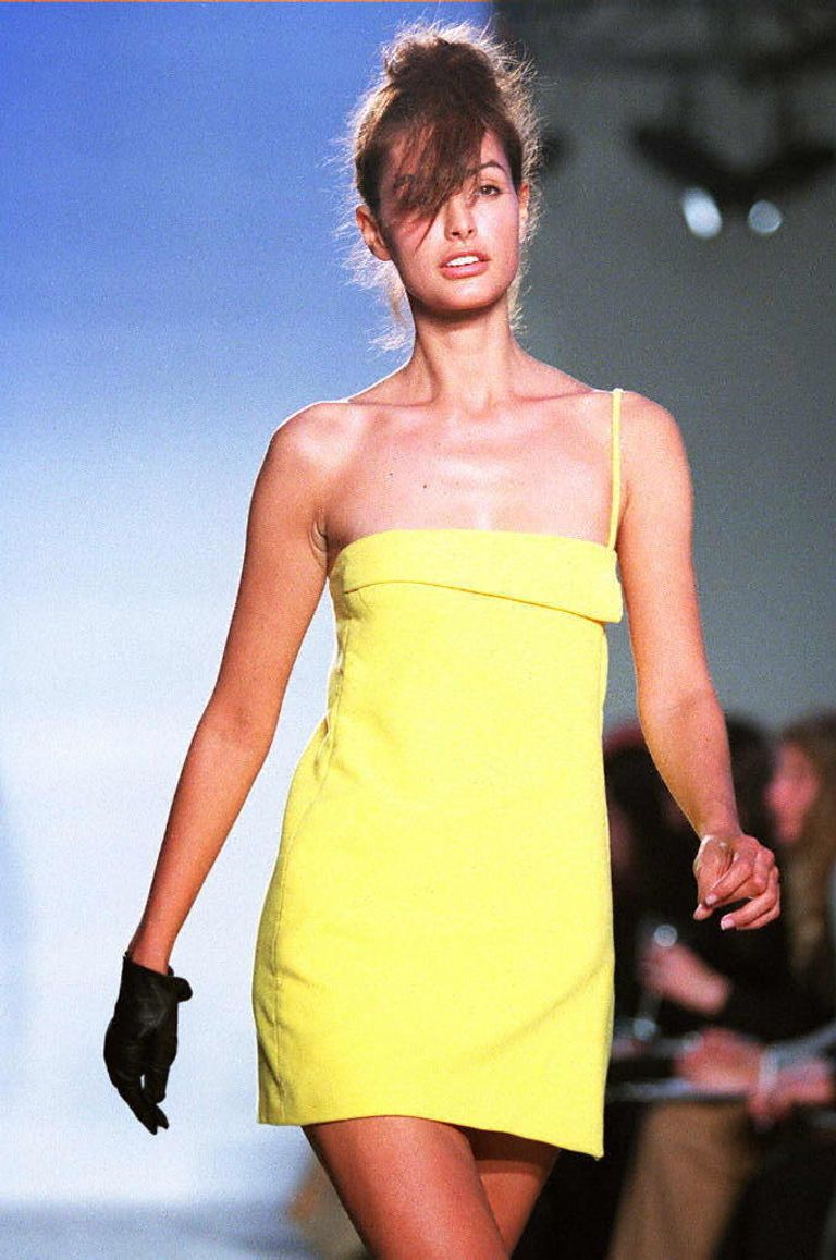 Модель во время показа коллекции Versace в рамках недели моды в Нью-Йорке. 1997 год Модель во время показа коллекции Versace в рамках недели моды в Нью-Йорке. 1997 год