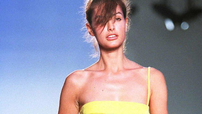 Модель во время показа коллекции Versace в рамках недели моды в Нью-Йорке. 1997 год
