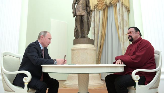 Президент РФ Владимир Путин и американский актер Стивен Сигал во время встречи в Кремле. 25 ноября 2016 Президент РФ Владимир Путин и американский актер Стивен Сигал во время встречи в Кремле. 25 ноября 2016