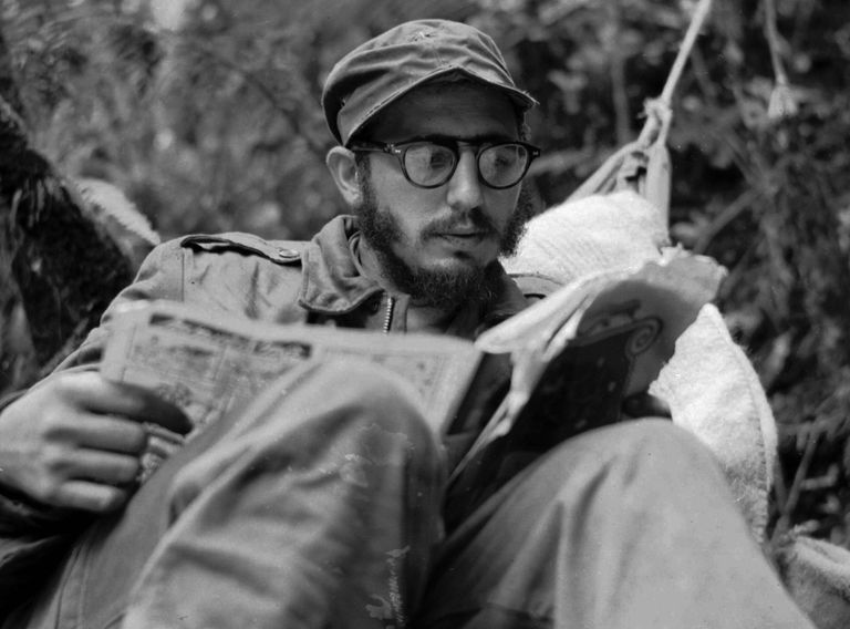 Фидель Кастро во время чтения. 1 января 1957 Фидель Кастро во время чтения. 1 января 1957